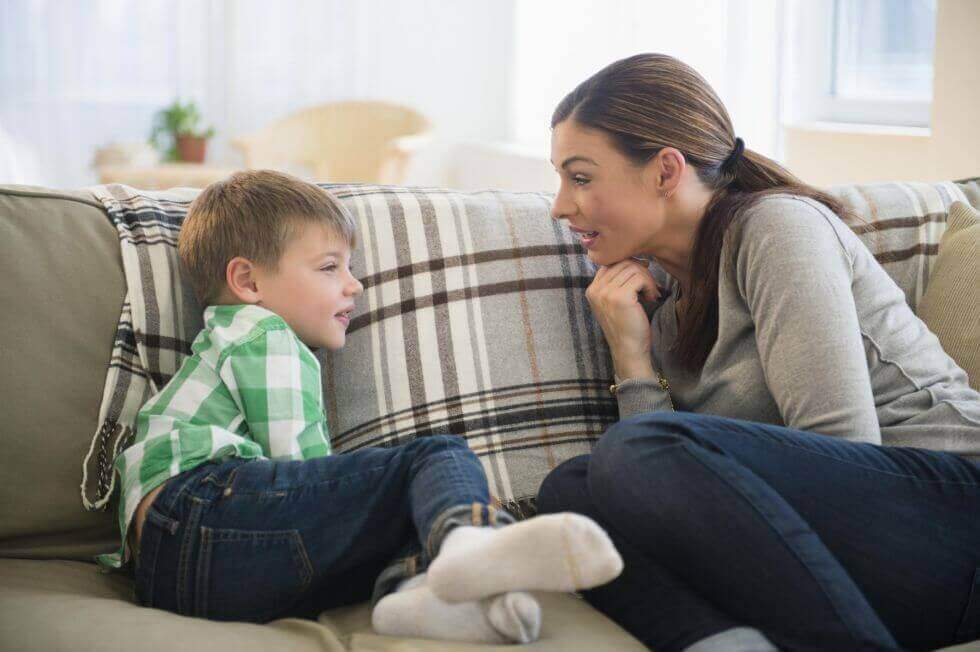madre che parla col suo bambino